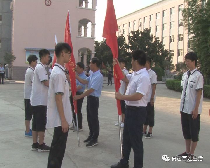 夏邑一高刘保华校长,王合忠书记,陈洪雷副校长为"扬青春朝气,赞美丽