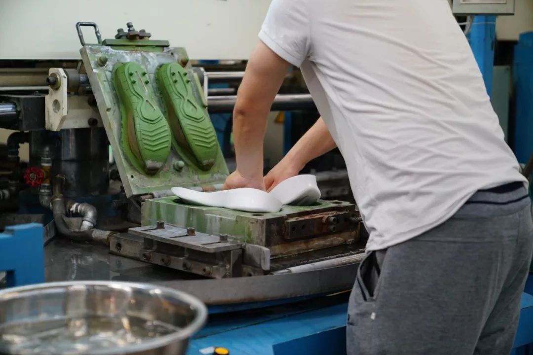 鞋厂探秘小米2代运动鞋是怎样诞生的