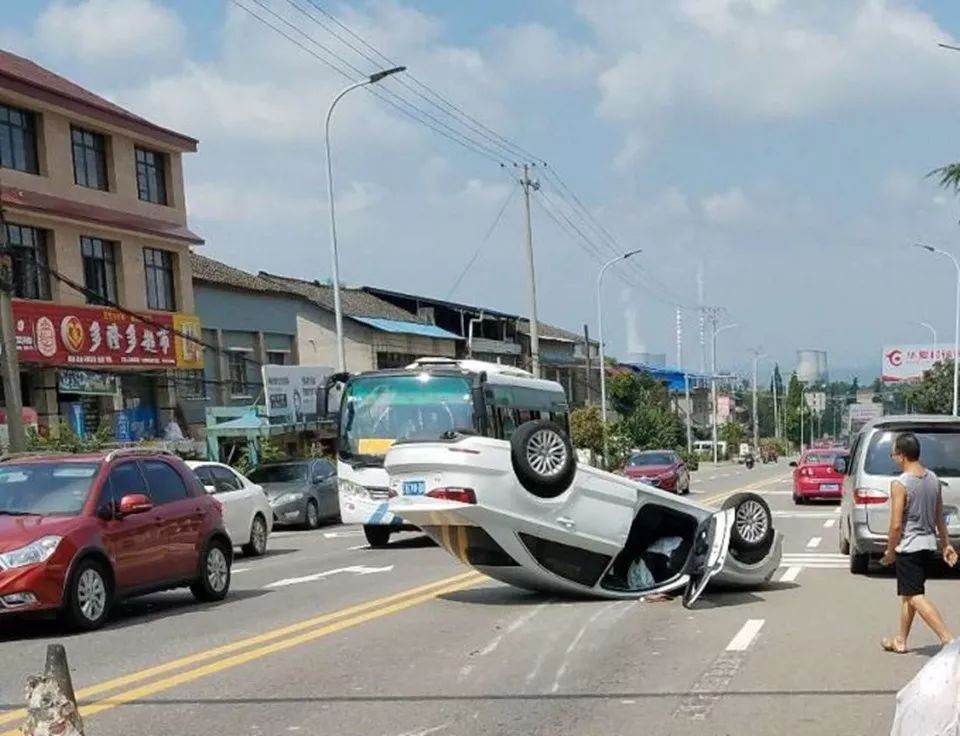 江油石岭车祸人仰马翻视频直击施救仰翻的白色奥迪