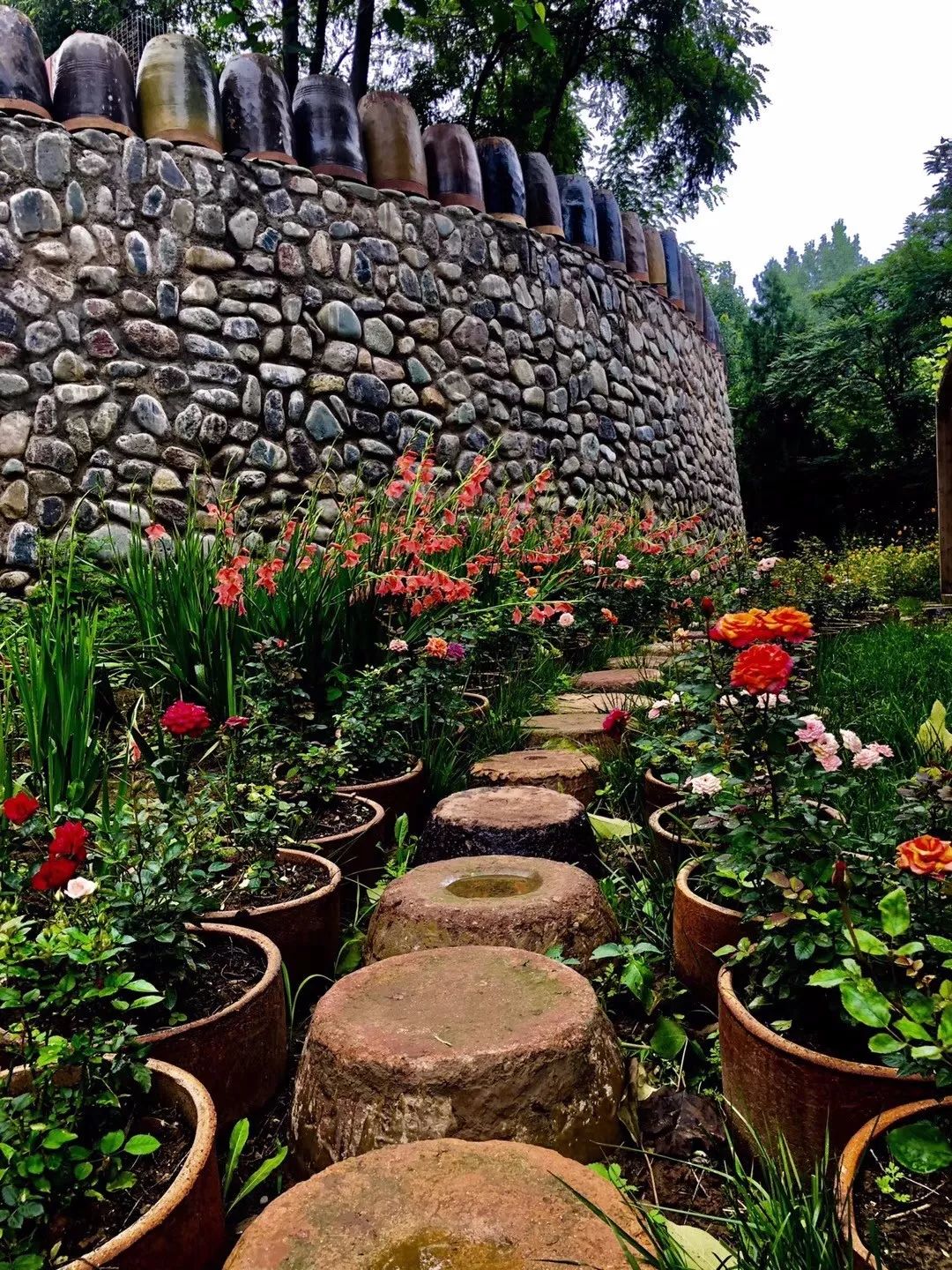 它就是三彩国际陶艺村——爱和小镇,这里有景有花有陶艺.