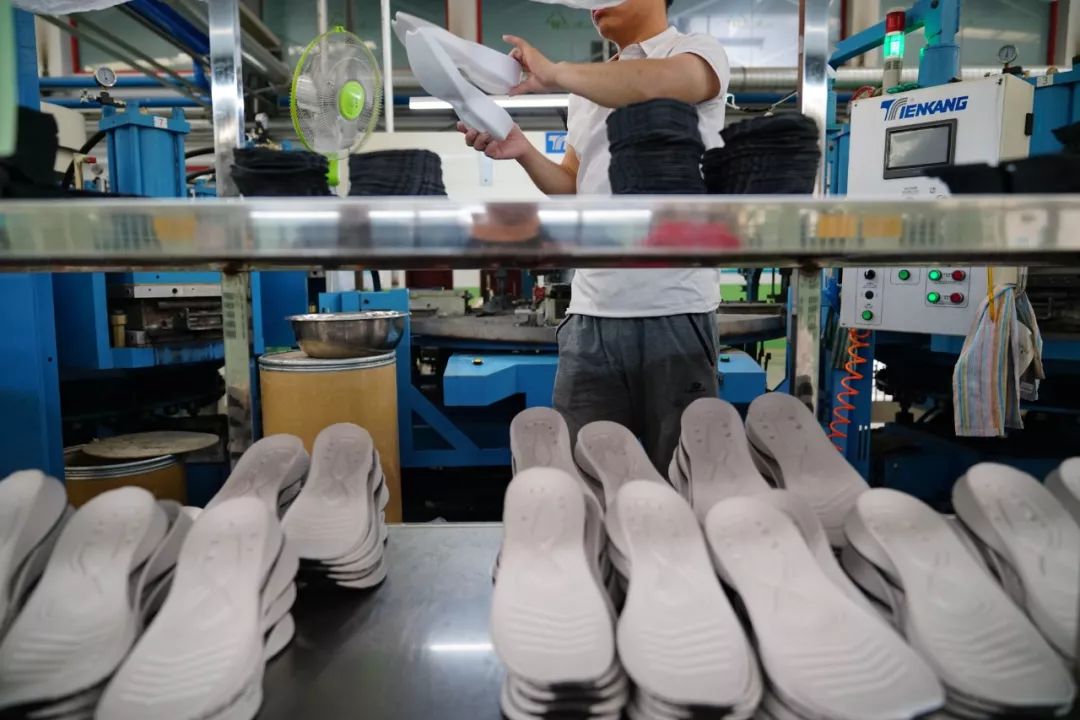 鞋厂探秘小米2代运动鞋是怎样诞生的