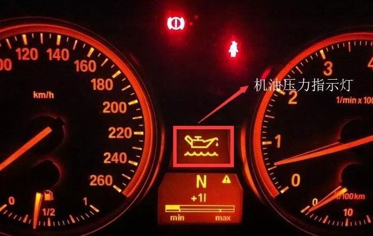 当这个灯亮起时就说明车辆发动机内的机油位较低或者是压力过低,如果