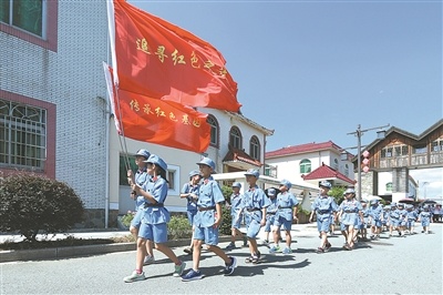 40名少年儿童身穿新四军军服,踏上"红色之旅".