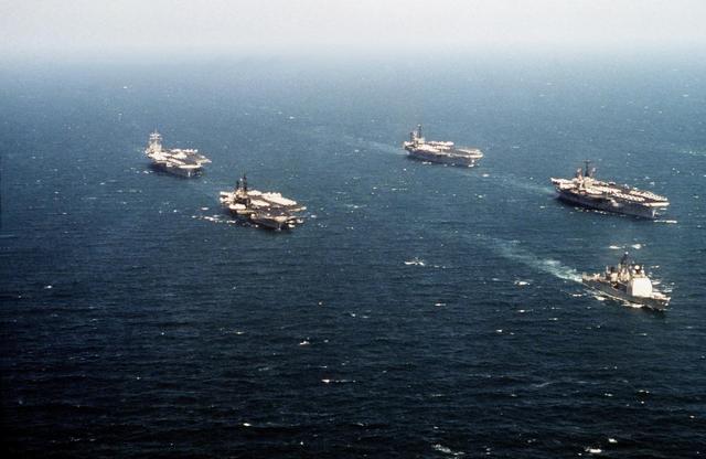 四艘航母同框什么场面?美国海军海湾战争期间玩儿过一次