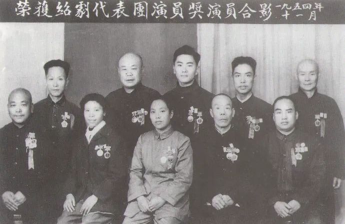 筱兰芳,筱杨松,筱柏龄;后排左起为:石福喜,陸长胜,十三龄童,筱昌顺