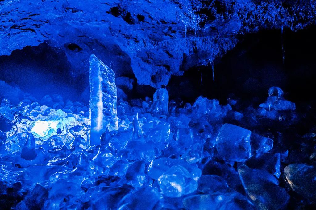 鸣泽冰穴和富岳风穴 1万年前还是滚烫的岩浆隧道 但如今却成了富士山