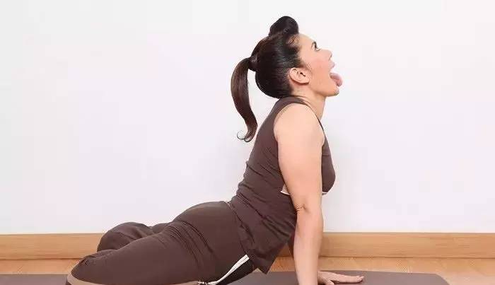 这三种借助瑜伽体式的方法,都能够很好的拉伸面部肌肉与颈部肌