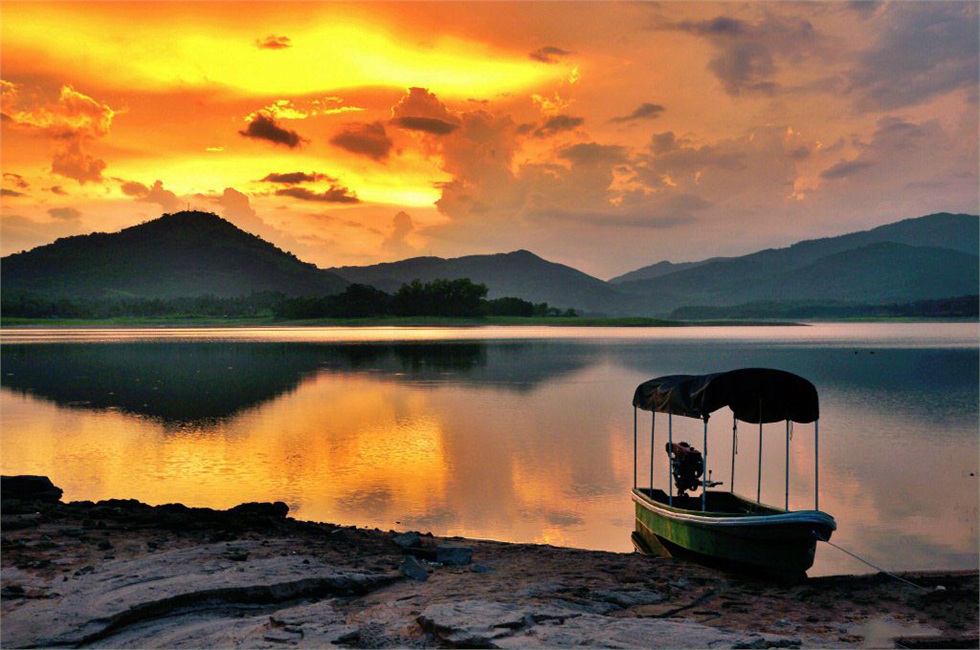 要说屯昌县的旅游景区,那得要从海南最著名的人工湖——木色湖,从图片