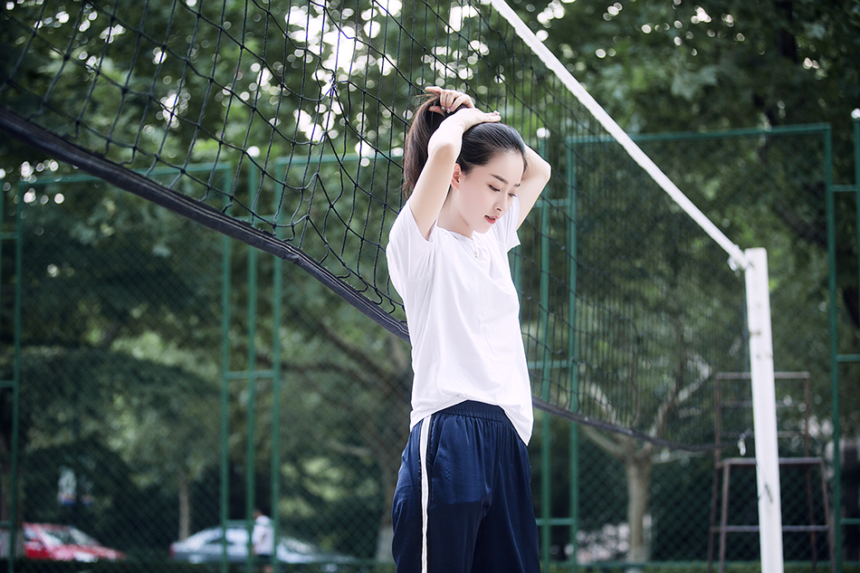 何雨虹曝清新校园街拍 长发飘飘女神范儿十足