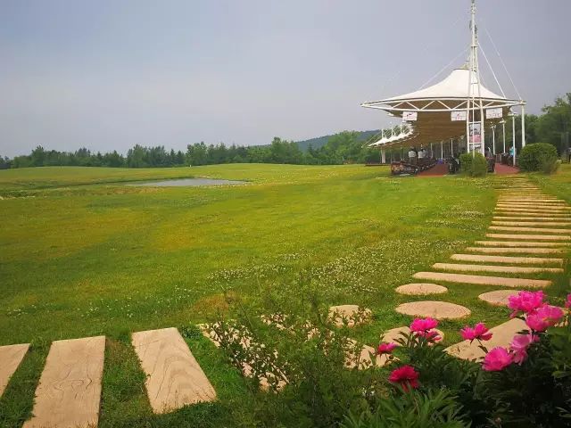 座落于中国长春净月潭国家级风景名胜区内的净月潭森林高尔夫练习场