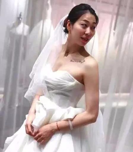 520米婚纱出嫁_终于出嫁！中国女排队长穿上婚纱倾国倾城,被跪地求婚一幕太幸福