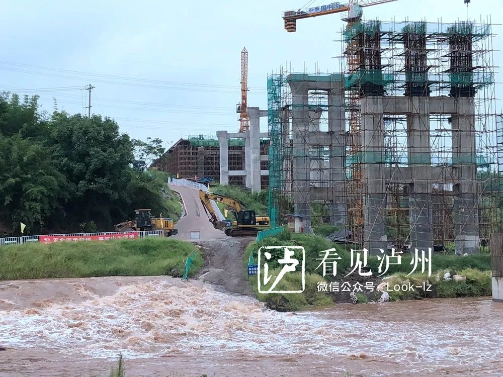 近日,在纳溪区东升街道大溪村,二环路纳溪段倒流河北侧菱形立交正在