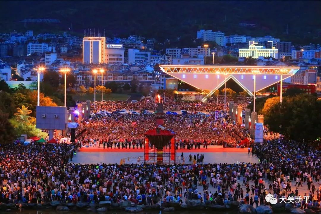 县城民族广场人山人海,热闹非凡,外地游客和我县各族群众一起共庆火把