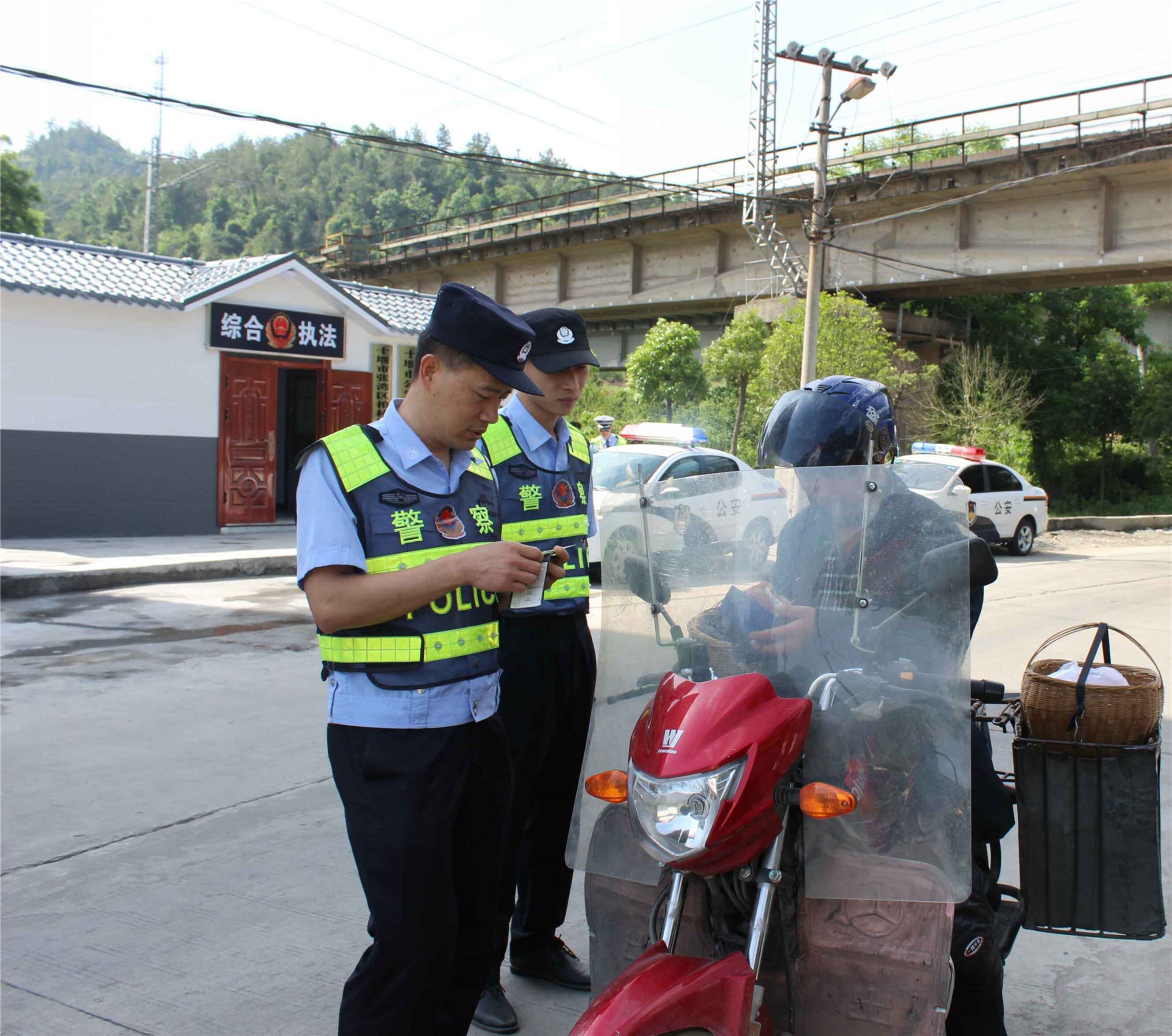 图文:劝导员盯紧乡村道路安全