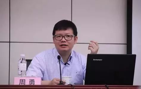 " —— 中国人民大学新闻学院党委书记周勇认为,必须面向国家和社会