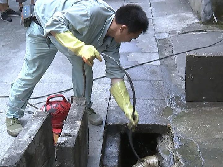 排污管反复堵塞污水满溢 居民受影响需彻底解决