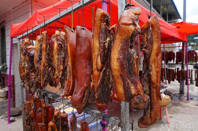 秦岭广货街满眼都是腊肉