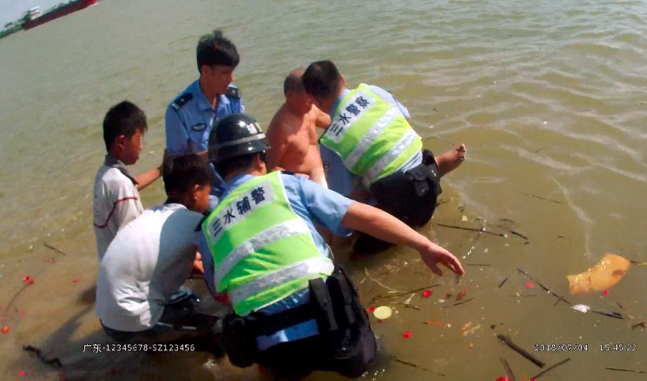 溺水人员被群众救到岸边浅水区却无法上岸民警到达现场后发现溺水