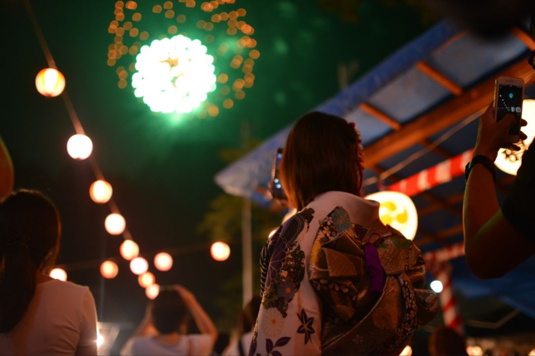 日本烟花不仅不会出口,还会进口,每年日本还要花好几亿进口烟花,从