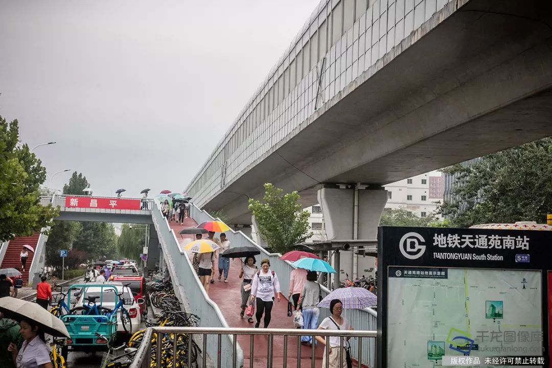 8月6日早晨,北京地铁天通苑南站,行人冒雨上班(图片来源tuku.