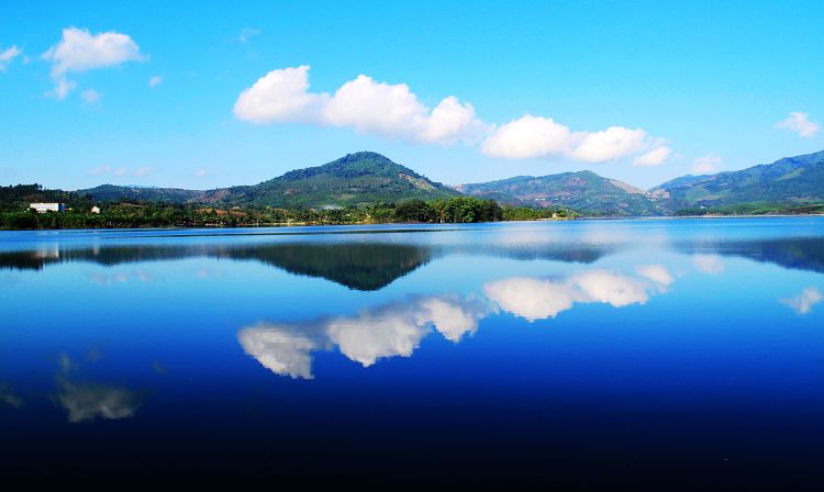 旅游 正文  要说屯昌县的旅游景区,那得要从海南最著名的人工湖——木图片