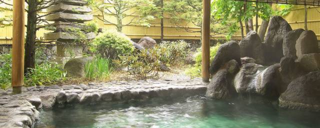 在日本流传着一句民谣,草津的温泉,除了相思病