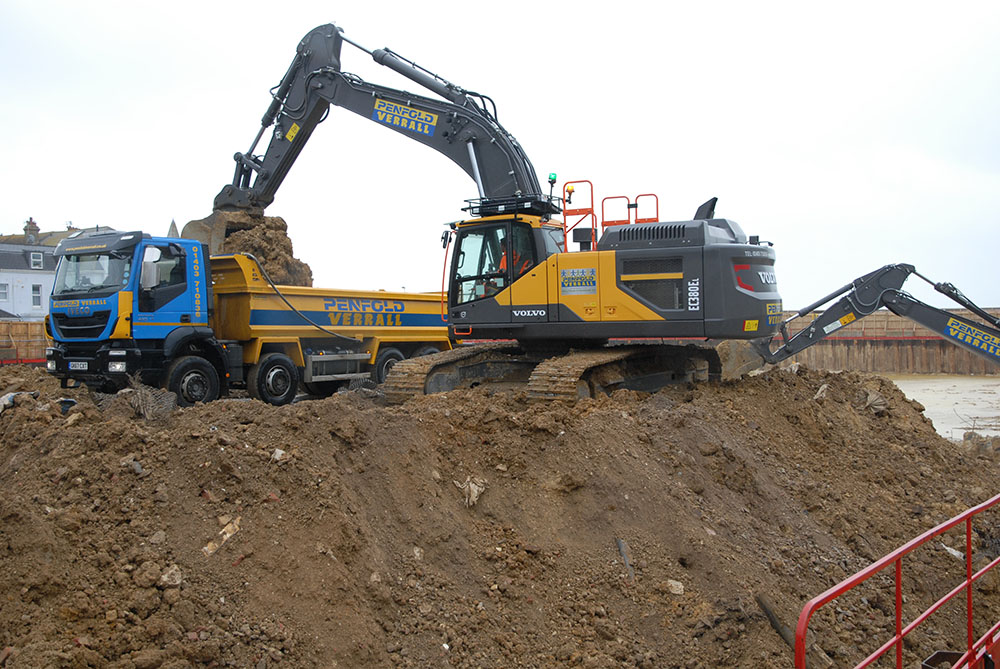 挖机之家再增加了两台22吨重的EC220E(图1)