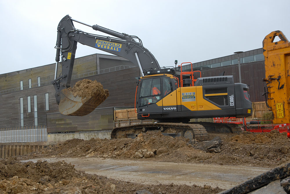 挖机之家再增加了两台22吨重的EC220E(图2)