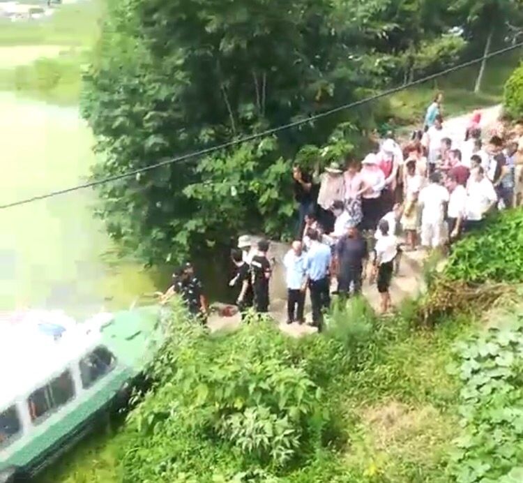 今天上午,泰州一大桥下又现浮尸,疑似意外溺水身亡(现场视频)