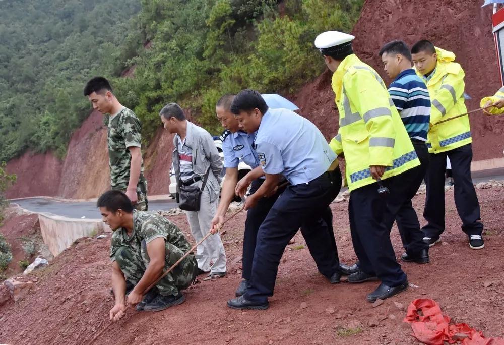 危情时刻老司机不慎入两百米崖蜀黍及时赶到助3人成功脱险