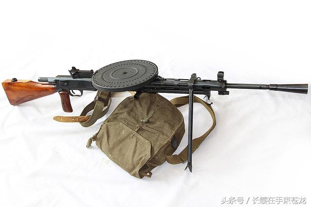 1928年装备苏联红军的轻机枪,此枪经历过西班牙内战 dp轻机枪结构非常