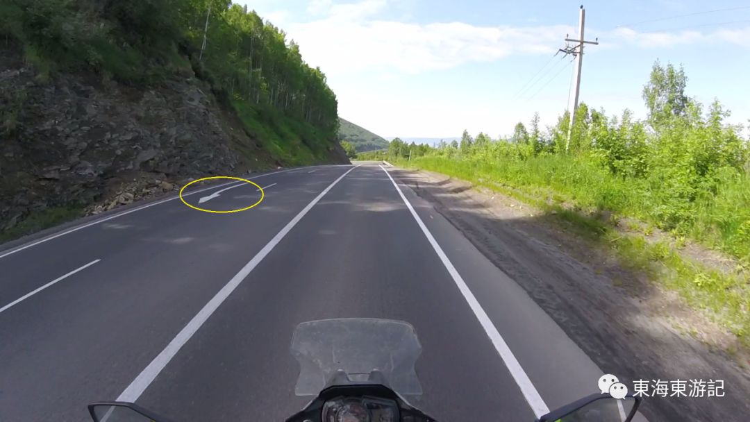 众所周知,连这样的交通要道主干道路都只有来回各一个车道,至于岔路