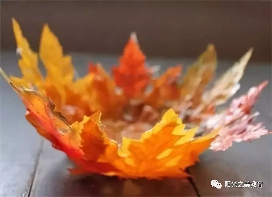 剪纸胶 制作枫叶碗,可以用真枫叶,仿制枫叶也可以 制作步骤:将碗倒扣