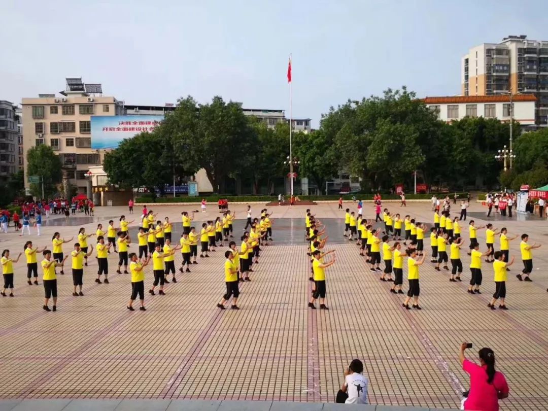 今天(8日)上午,在蕉岭县城龙门广场十分热闹,附近街坊都被龙门广场上