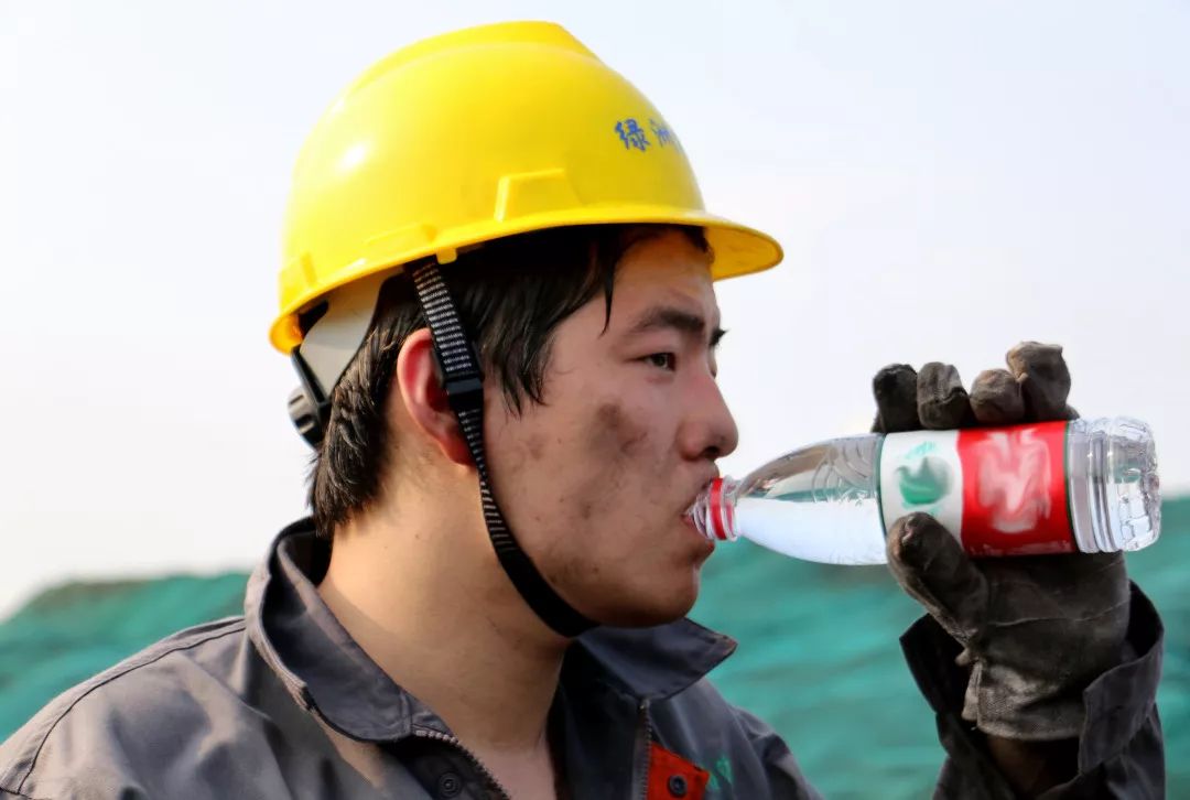 挥汗如雨在高温中汗流浃背在岗位上恪尽职守才有了公司的正常运转多流