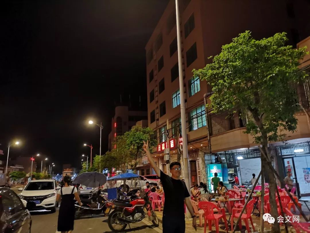 小镇街头美丽夜景