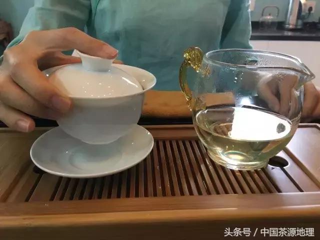 倒茶汤时留出合适缝隙(如图) 接下来最重要的来了 就是拿盖碗的姿势