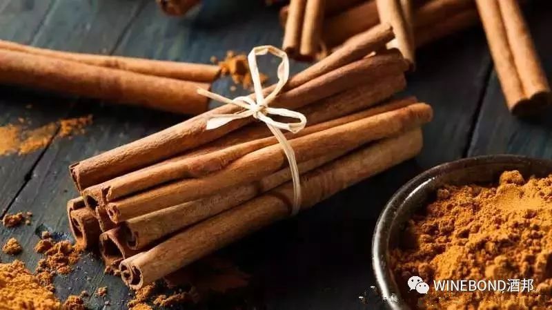 肉桂在中国也有很长的使用历史,其味甘甜而辛辣,是五香粉的原料之一.