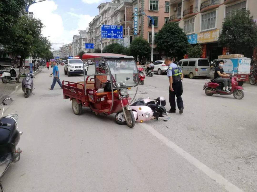 靖西今天发生两起车祸,电动车真的伤不起.