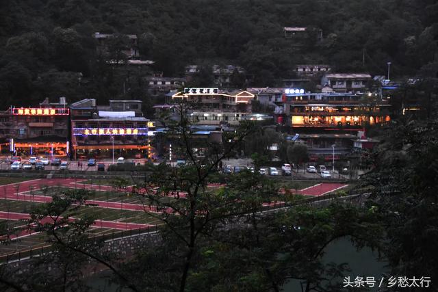 峡谷日暮,太行小镇石板岩如芊芊少女让人心动