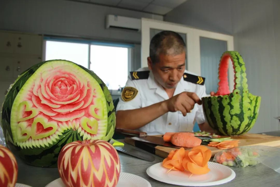 西瓜红,用西瓜皮雕刻的花纹造型装饰车厢,座椅旁放置着西瓜图案的清凉