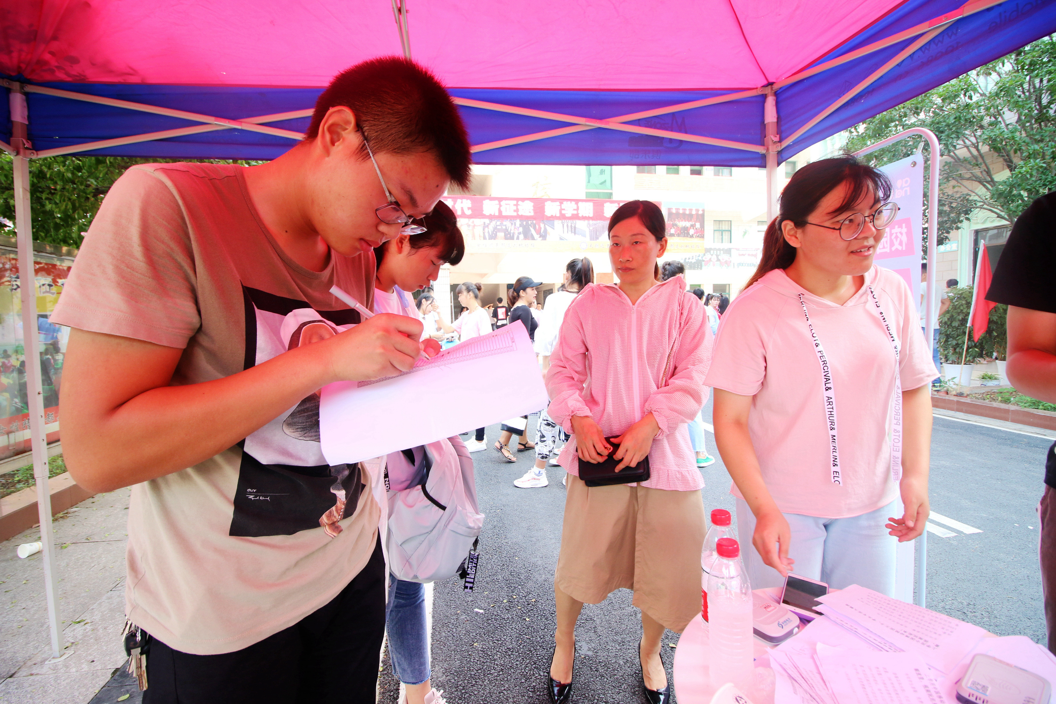 安徽淮南有一所女子学校,今天开学了!