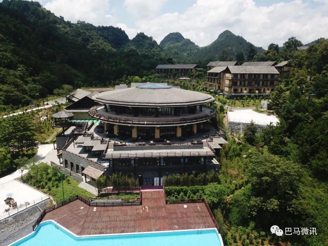 夏天的巴马赐福湖小镇是这样子的,跟我飞一飞就知道了