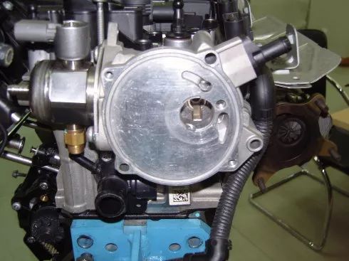 ea888发动机的阶段2采用三代高压泵,断电时进油阀常闭,阶段1的二代