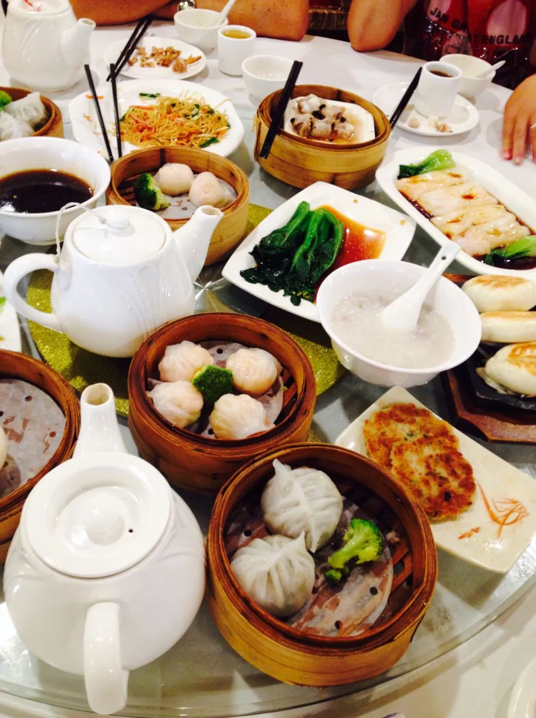 6 吃饭要配茶 广东人也十分爱喝茶 就连早餐都叫作"早茶" 而且去粤菜