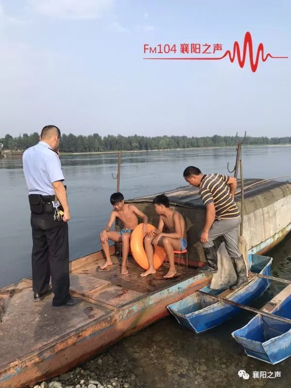 " 民警将船只开往汉江中心浅滩处, 近20分钟后,将两名被困男孩救起.