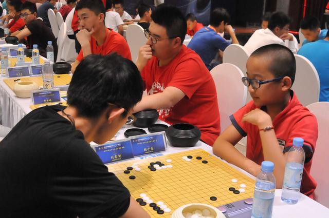 1 15《围棋天地》王锐 蔡李宸-肖泽彬 场外家长焦急等待着 冲击44个