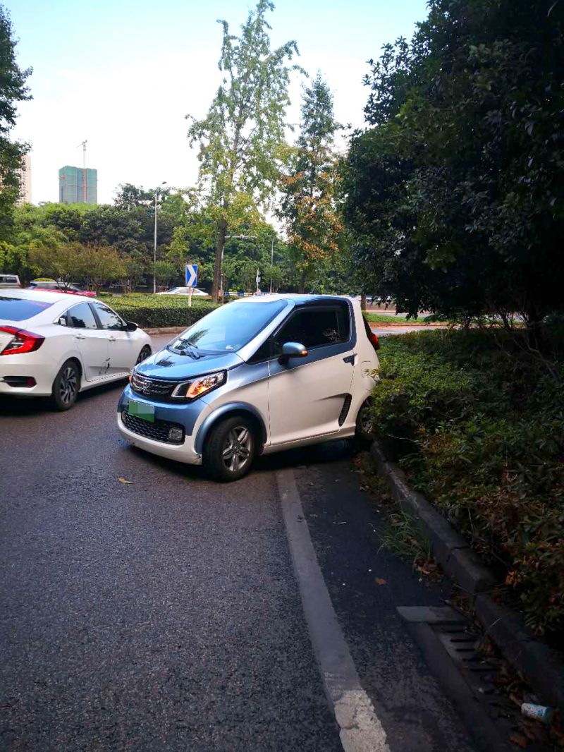 雨后路滑 新手女司机开车原地打转