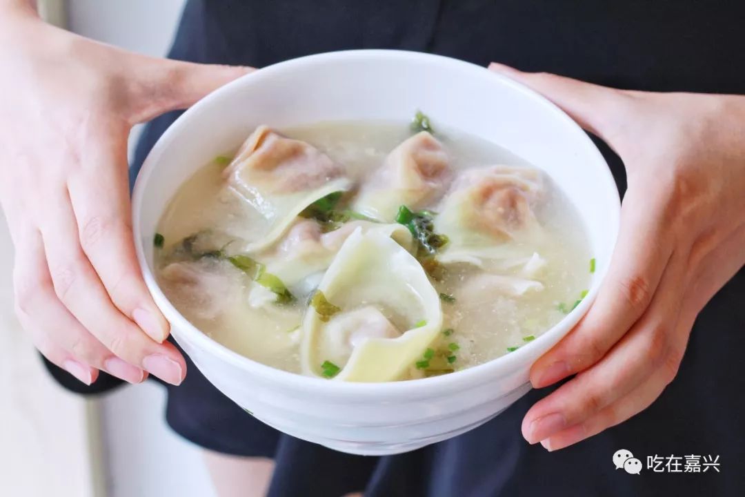 不添加任何鲜料的高汤馄饨  熟练的包馄饨  翻滚的大馄饨  高汤也熬