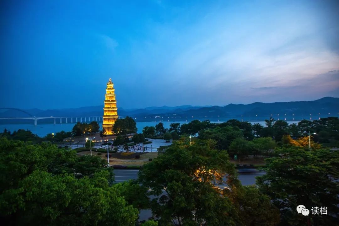 暮色中点亮的天然塔如今,宜昌城市地标天然塔在鳞次栉比的高楼大厦中